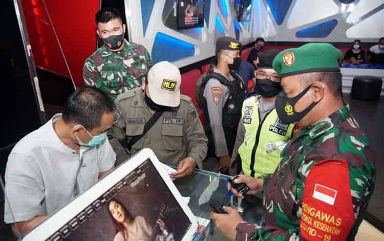 CAPTION: Satgas Covid-19 Palangka Raya saat melaksanakan razia penertiban protokol kesehatan tempat hiburan