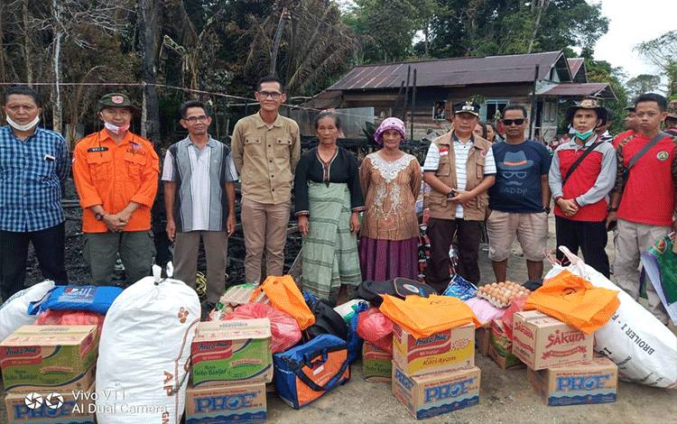 Wakil Bupati Mura Rejikinnor saat menyerahkan bantuan kepada korban kebakaran Desa Malasan.