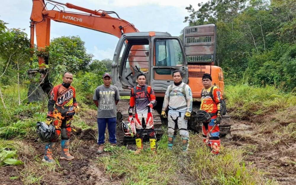 Bupati Kotim Cek Langsung Pengerjaan Infrastruktur Jalan Antar Desa oleh PBS