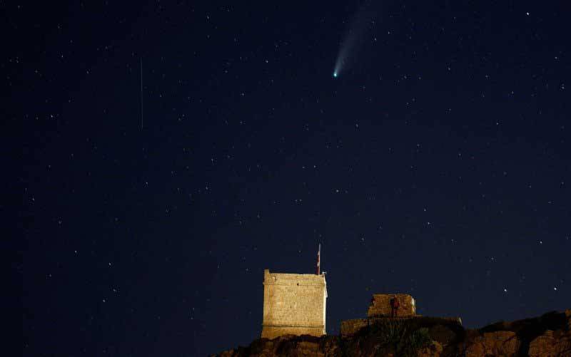 Ilustrasi Komet C/2020 atau "Neowise" dan sebuah meteor terlihat di belakang Menara Ghajn Tuffieha, sebuah benteng pantai abad ke-17, di Teluk Ghajn Tuffieha, Malta, Senin (20/7/2020). Foto diambil tanggal 20 Juli 2020. (foto : ANTARA FOTO/REUTERS/Darrin Zammit Lupi/aww/cfo)