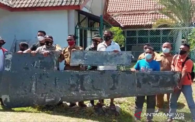 Warga Bintan, Kepri, menemukan benda diduga serpihan sayap pesawat, Senin (25/1/2021). (ANTARA/Ogen)