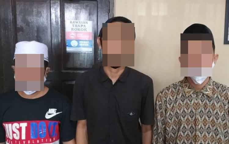 Tiga Sekawan Kompak Curi Kayu Ulin Bekas Pagar