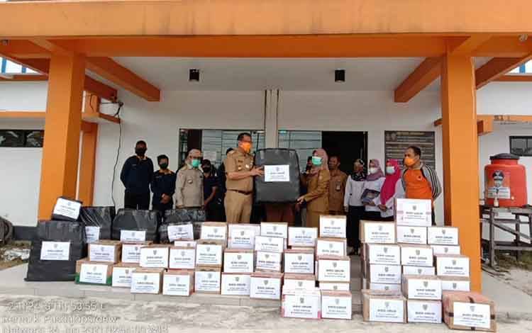 Biro Umum Setda Kalteng Serahkan Bantuan untuk Korban Banjir Kasel