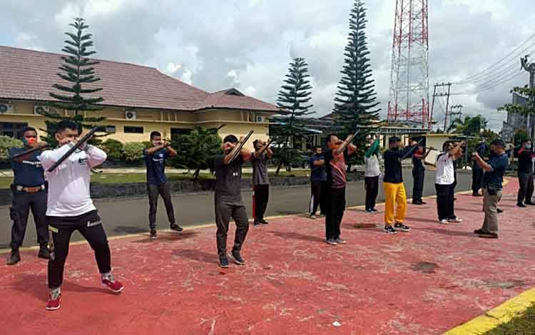 Sat Binmas Polres Kapuas Latih Penggunaan Tongkat dan Borgol kepada Satpam