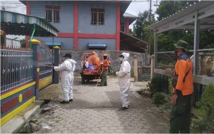 Satgas Covid-19 Kalteng Semprot Disinfektan di Kecamatan Jekan Raya