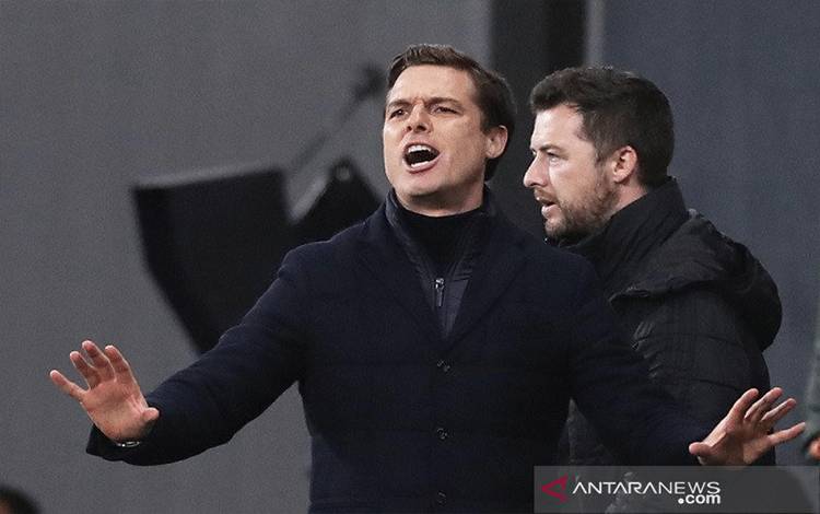 Manajer Fulham Scott Parker memberi arahan kepada pemainnya saat menghadapi Manchester United dalam lanjutan Liga Inggris di Stadion Craven Cottage, London, Inggris, Rabu (20/1/2021). (ANTARA/REUTERS/POOL/Peter Cziborra)