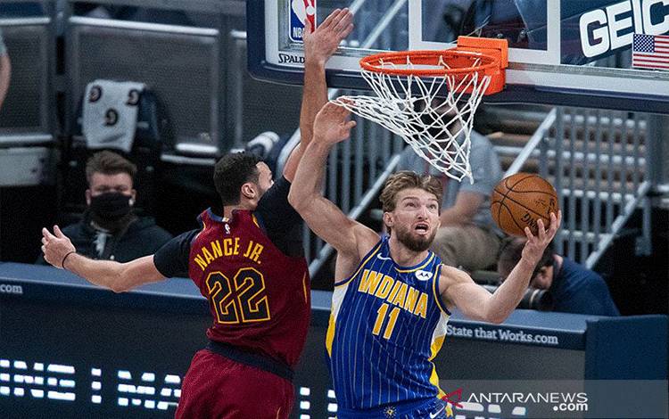 Forward Indiana Pacers Domantas Sabonis (11) melakukan tembakan, dibayangi forward Cleveland Cavaliers Larry Nance Jr. (22) dalam pertandingan NBA, Kamis (31/12/2020). ANTARA/REUTERS/Trevor Ruszkowski-USA TODAY Sports/aa.