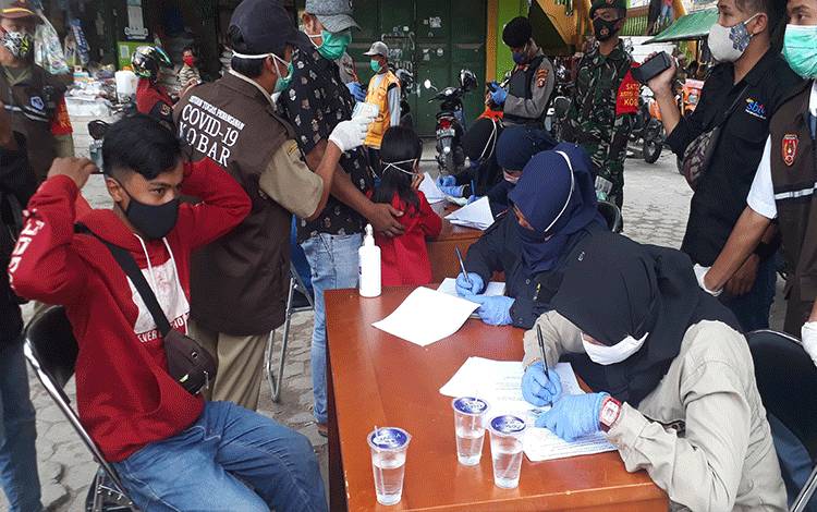Tim Yustisi Covid-19 Kobar saat lakukan operasi pendisiplinan Prokes.