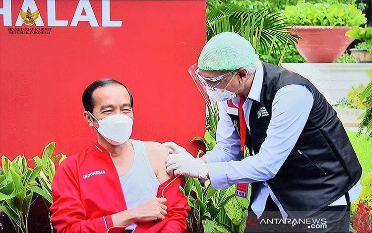 Prof Abdul Lebih Tenang saat Berikan Suntikan Vaksin Kedua ke Presiden