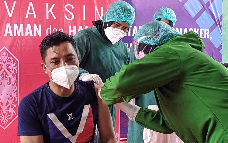 Bupati Menjadi Yang Pertama Divaksin Covid-19 di Kotim