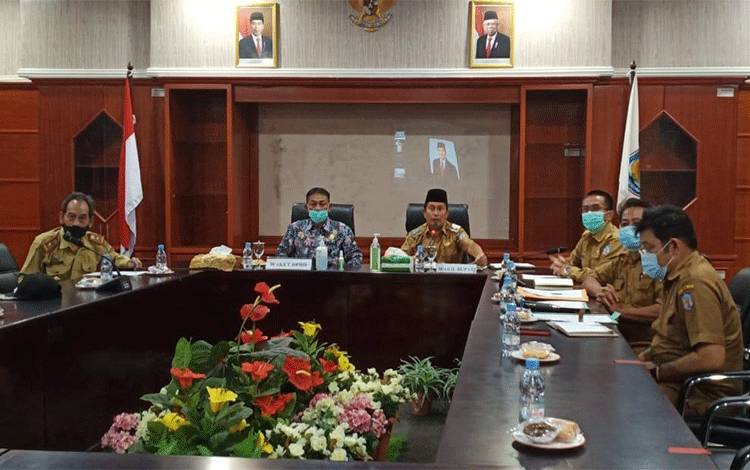 Wakil Bupati Mura Rejikinnor bersama sejumlah pejabat saat mengikuti kunker virtual anggota DPD RI. (foto Trisno)