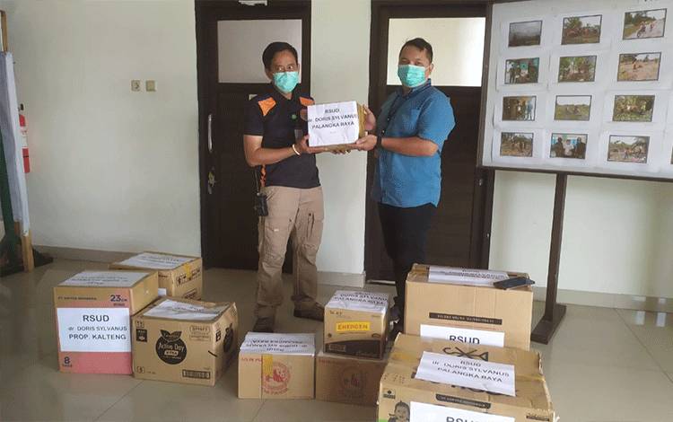 Satpol PP Kalteng dan RSUD Doris Sylvanus Salurkan Bantuan Korban Banjir Kalsel