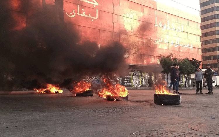 Aparat Keamanan Bentrok dengan Pemrotes di Lebanon yang Terkunci