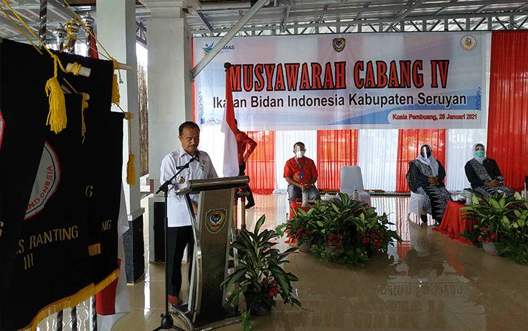 Bupati Seruyan Yulhaidir, saat membuka kegiatan Musyawarah Cabang IV Ikatan Bidan Indonesia Kabupaten Seruyan.