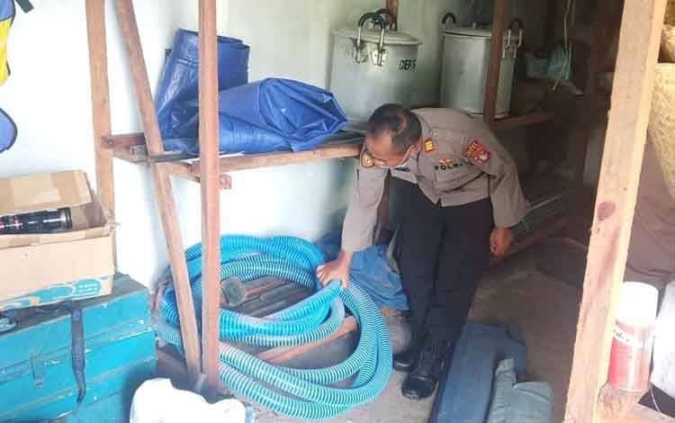 Kapolsek Seruyan Hilir AKP Setiyono saat mengecek peralatan di Posko Karhutla, Desa Kartika Bhakti.