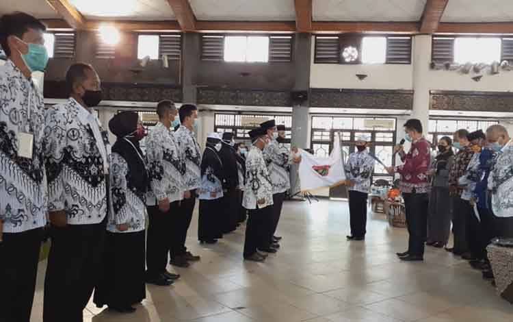 Ketua PGRI Kotim Suparmadi saat melantik pengurus PGRI MB Ketapang, Kamis, 28 Januari 2021