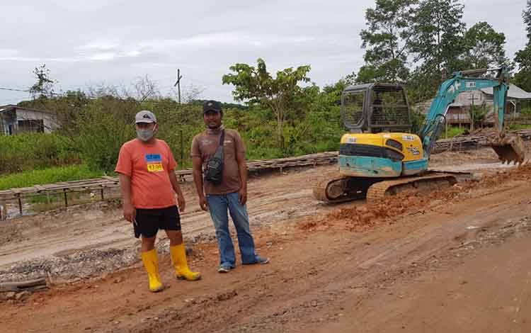 Jalan Pangkalan Bun - Kolam Rusak dan Macet, Wakil Ketua II DPRD Kobar Turun ke Jalan Bantu Atur Lalin