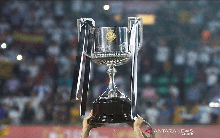Foto ilustrasi trofi Copa del Rey. (ANTARA/REUTERS/Jon Nazca)