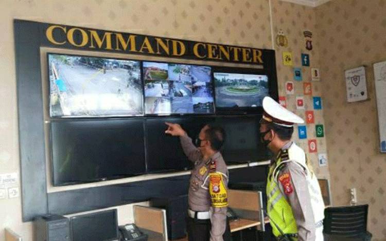 Kasat Lantas Polres Kapuas AKP Marsono saat menunjukkan sarana prasarana di ruang command center Polres Kapuas.