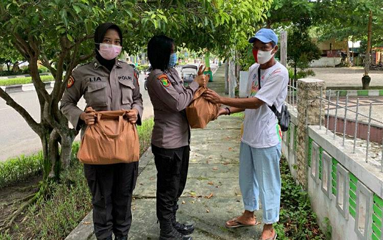 Polwan Polres Kapuas Berikan Bantuan Warga Terdampak Covid-19
