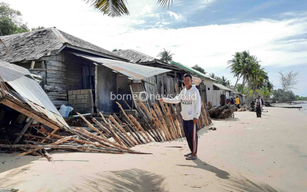 7 Rumah Terancam Ambruk Karena Abrasi Pantai Keraya