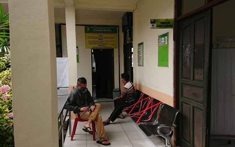 Masyarakat sedang mengantri layanan kesehatan di Palangka Raya.