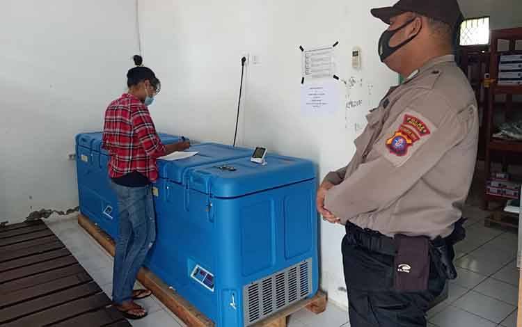 Personel Polres Seruyan Jaga Ketat Tempat Penyimpanan Vaksin Covid-19