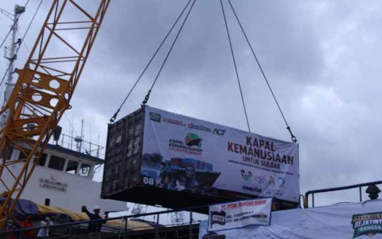 Kontainer berisi bantuan logistik yang dihimpun ACT untuk korban gempa bumi di Sulawesi Barat diangkat ke atas kapal yang sandar di Pelabuhan Tanjung Priok, Jakarta. (ANTARA/HO/ACT)