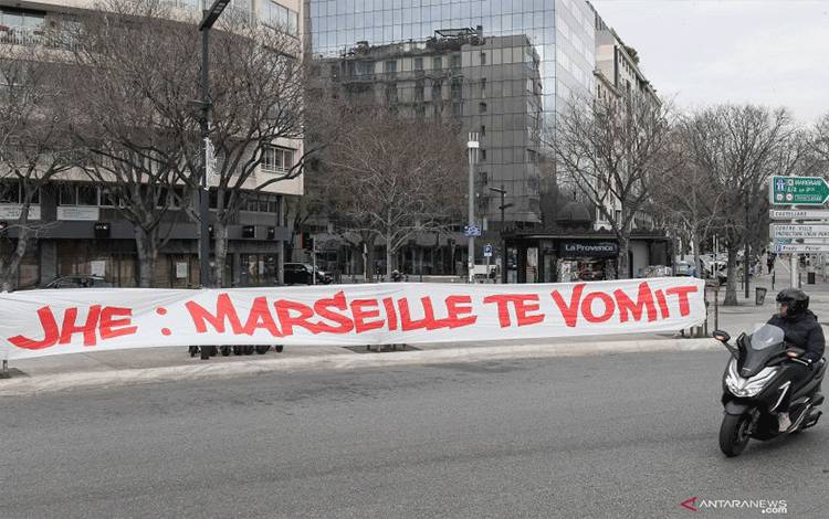 Suporter Mengamuk, Laga Marseille vs Rennes Ditunda