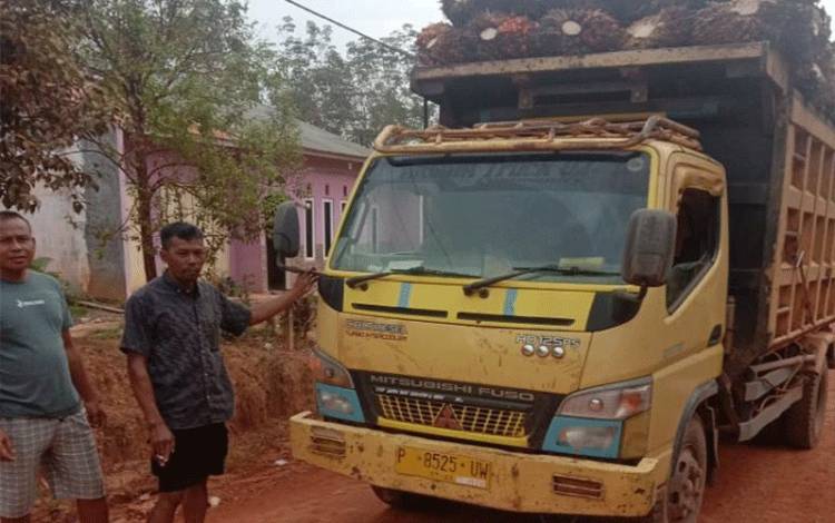 Asisten I Setprov Kaltim M Jauhar Efendi (pertama dari kanan) melihat peta saat meninjau lokasi calon Bendung Telake, Kaltim. (Doc)
