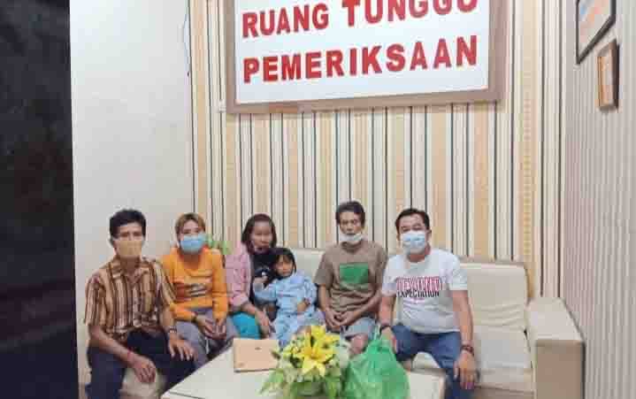 Foto: Anggota Komisi I DPRD Kotawaringin Timur Rimbun saat membesuk warga yang terjerat hukum kasus dugaan curi sawit.