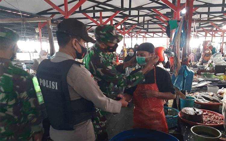 TNI-Polri Gelar Operasi Yustisi di Pasar Kuala Pembuang