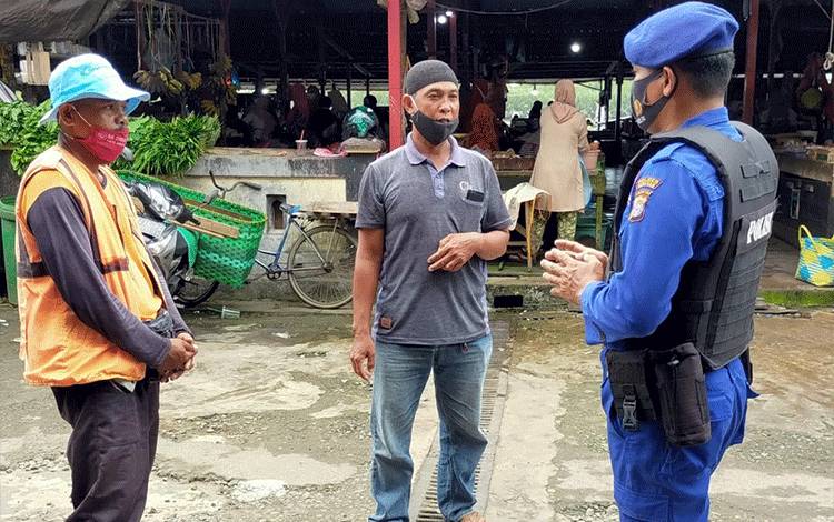 Sambangi Pasar, Personel Polair Minta Warga Disiplin Terapkan Protokol Kesehatan