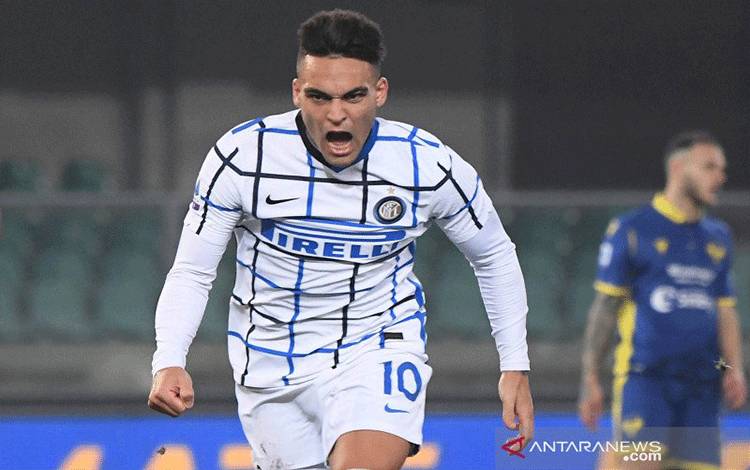 Pemain Inter Milan Lautaro Martinez merayakan gol ke gawang Hellas Verona dalam laga lanjutan Liga Italia di Stadio Marc'Antonio Bentegodi, Verona, Italia, Rabu (23/12/2020). Inter menang 2-1 di laga tersebut. ANTARA FOTO/REUTERS/Alberto Lingria/foc.