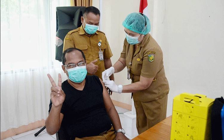 Kadinkes Kalteng Terima Vaksinasi Covid-19 Tahap Kedua