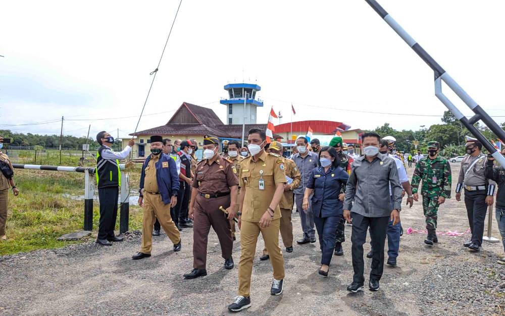 Bupati Kotim Supian Hadi saat melihat jalan akses masuk yang masih belum beraspal.