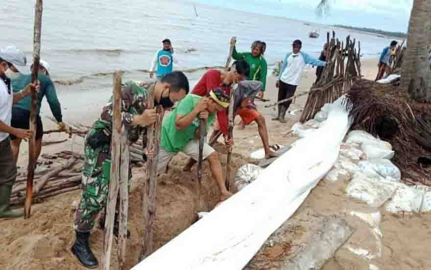 Babinsa Keraya Bantu Warga Buat Tanggul Darurat Cegah Abrasi Semakin Parah