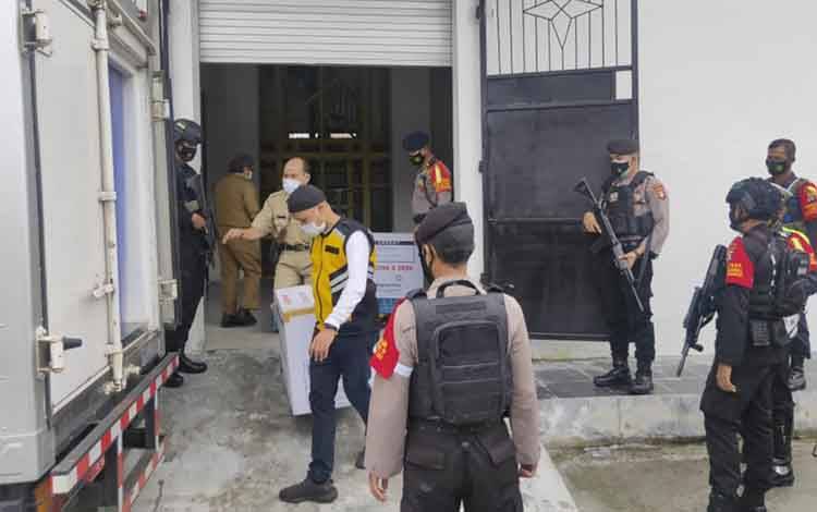 Polda Kalteng Kawal Pendistribusian Ribuan Vial Vaksin Covid-19 ke 3 Kabupaten