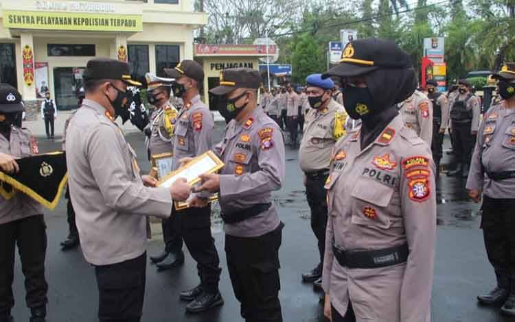 Kapolres Kotim AKBP Abdoel Harris Jakin, memberikan penghargaan kepada Kabag, Kasat, dan Polsek jajaran.