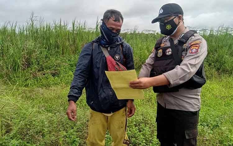 Personel Polsek Seruyan Hilir Sampaikan Dampak Buruk Karhutla