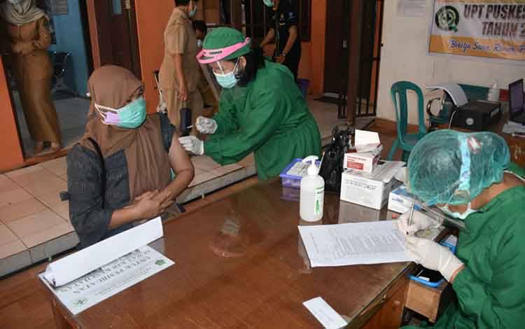 Tenaga Kesehatan di Puskesmas Barimba Mulai Disuntik Vaksin Covid-19