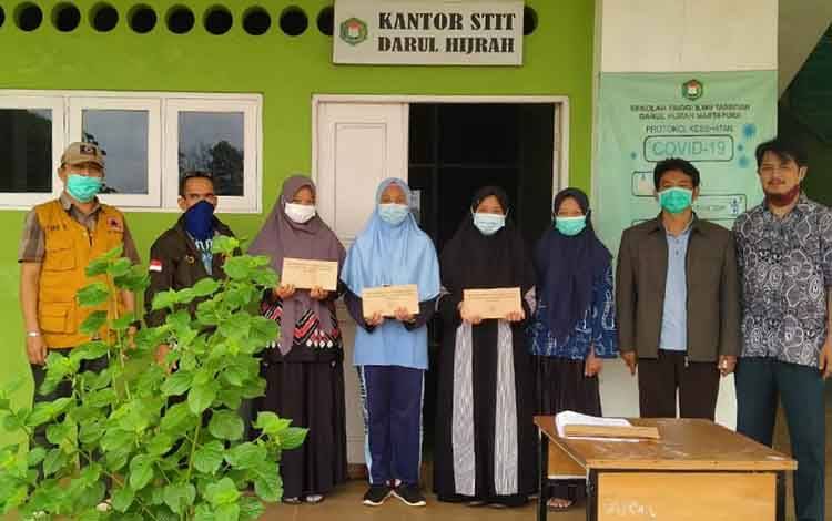 Pemkab Sukamara Serahkan Bantuan bagi Santri Terdampak Banjir di Kalsel