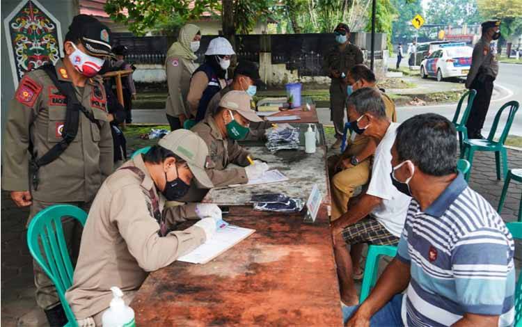 Petugas Gabungan Tindak Puluhan Pelanggar Prokes di Palangka Raya