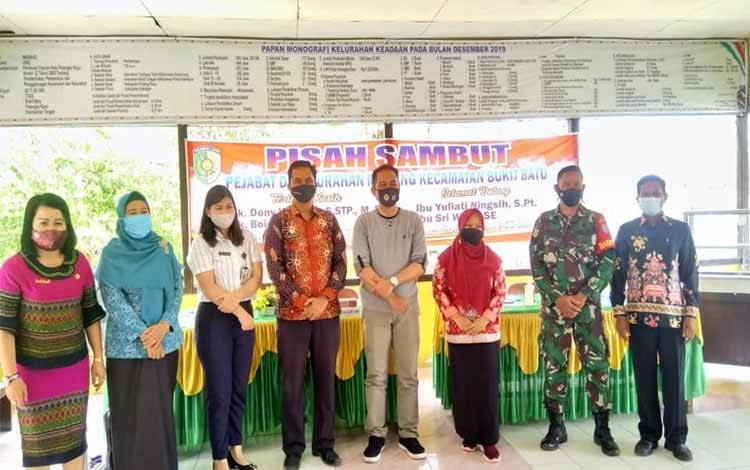 Lurah Marang foto bersama diacara pisah sambut dengan lurah yang lama