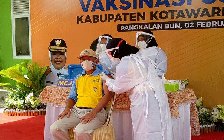 Kepala Dinkes Kobar Achmad Rois disuntik vaksin sinovac tahap 1 di Kobar.