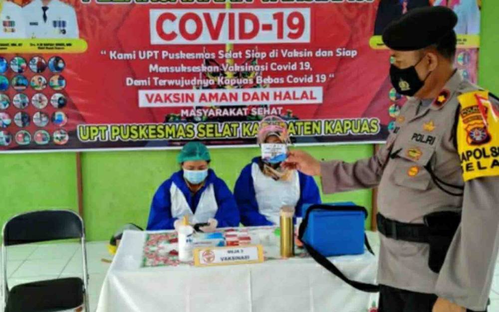 Polsek Selat Pantau Vaksinasi Tenaga Kesehatan di Puskesmas