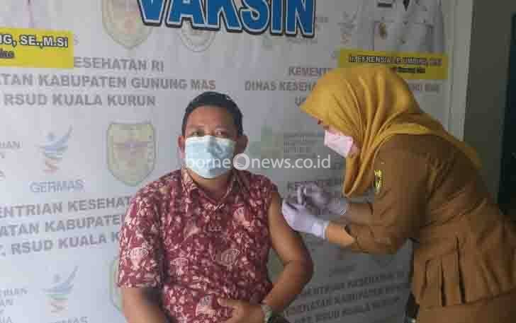 Ketua PPNI Gumas Rahmattambun saat mengikuti vaksinasi Covid-19 di RSUD Kuala Kurun, Selasa, 2 Februari 2021.
