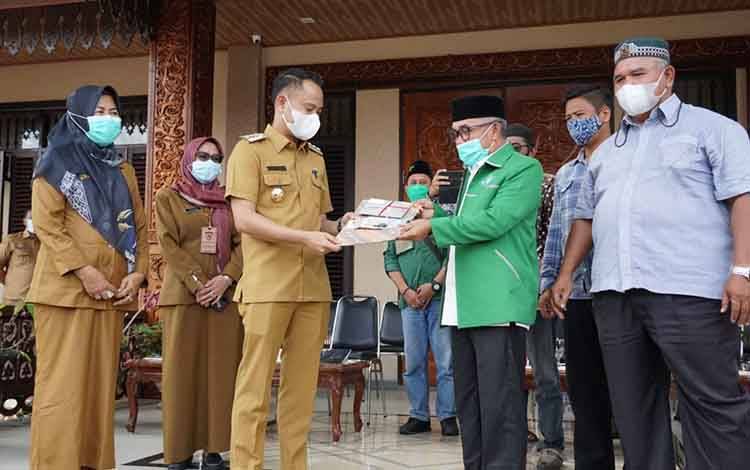 Pemko Hibahkan Satu Unit Mobil untuk NU Palangka Raya