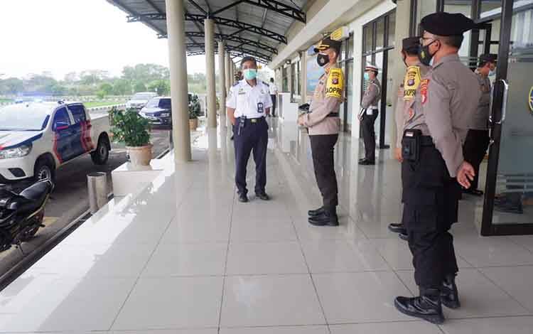 Kapolres Seruyan Cek Sistem Keamanan Bandara Kuala Pembuang