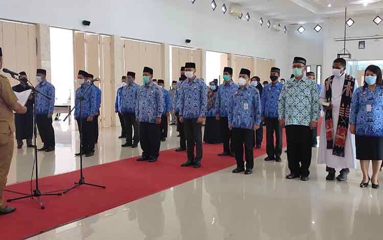 Bupati Sukamara, Windu Subagio saat melantik para pejabat di aula kantornya, Selasa, 2 Februari 2021.